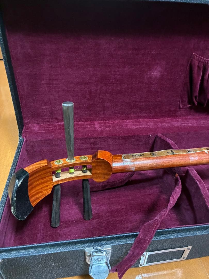 三味線・全長約99cm ハードケース・撥・駒のセットになります