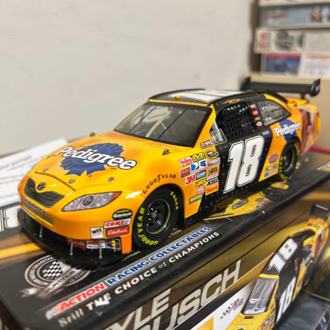 ミニカー KYLE BUSCH 2011 PEDIGREE 1/24 ACTION