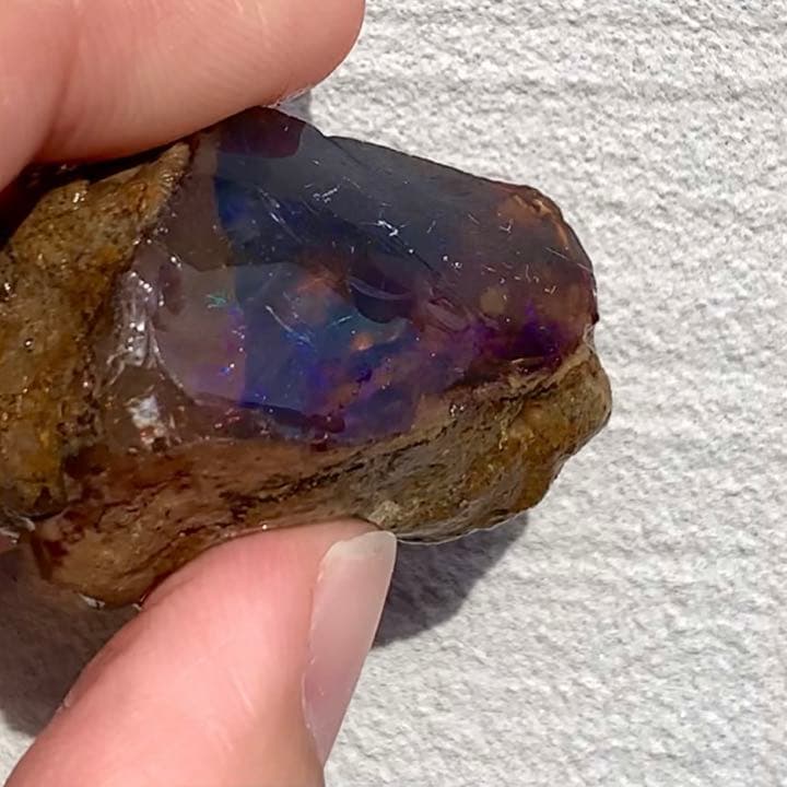 青い斑の浮かぶ魅力的なオパール82ct/鉱物標本