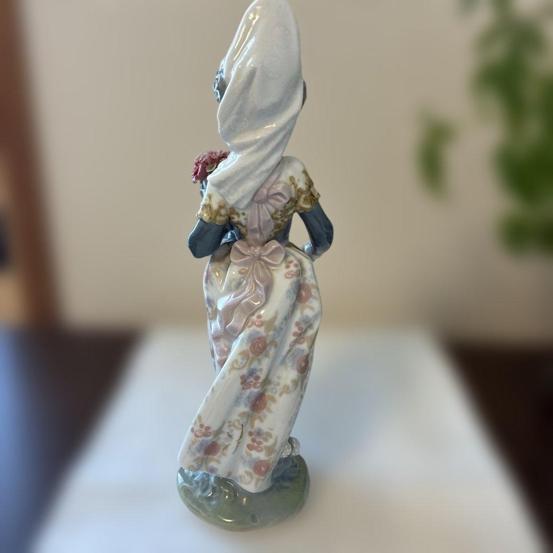 リヤドロ 花束を持つ少女