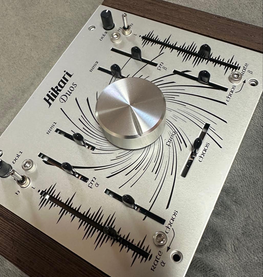 Hikari Instruments Duosモジュラーシンセサイザー