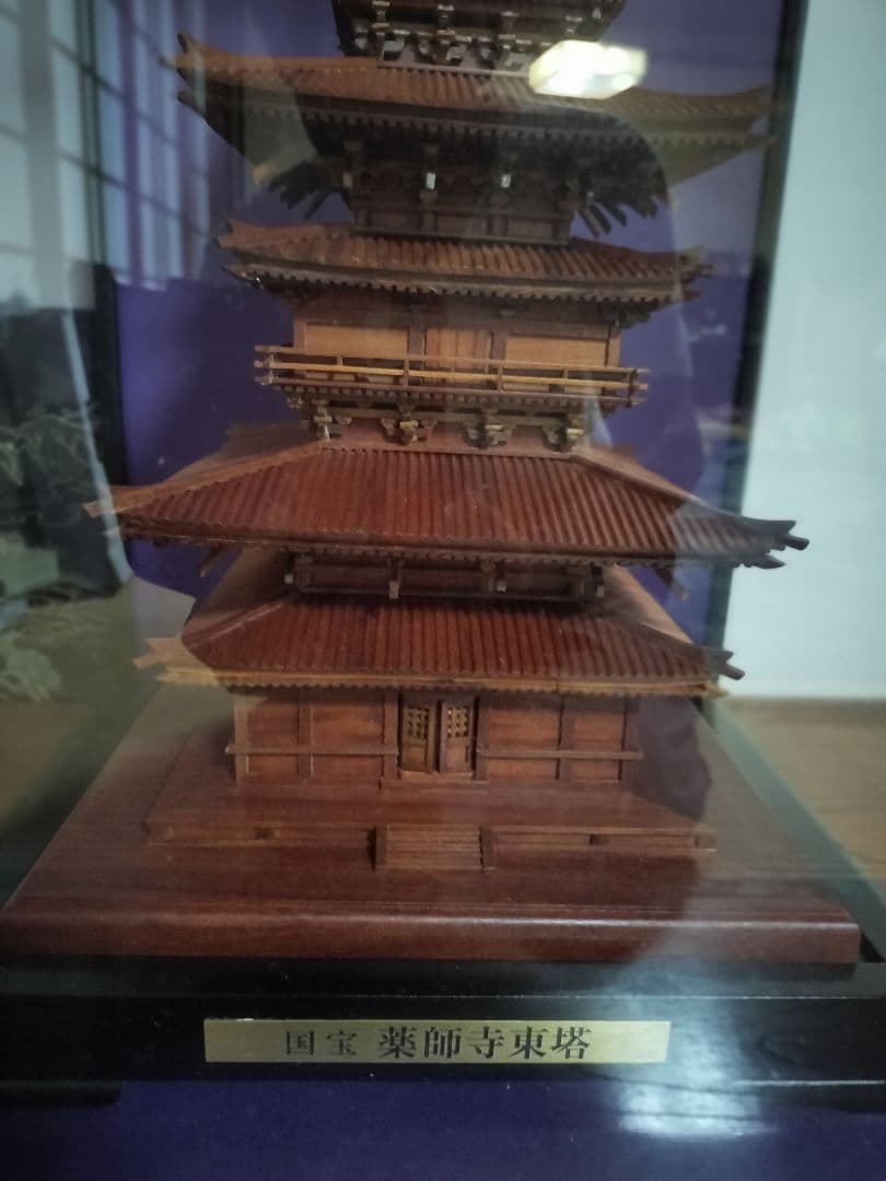 薬師寺の東塔の木で出来た置物