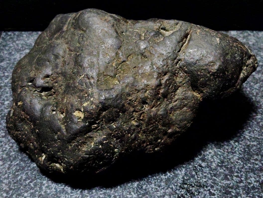 ★マグネタイト原石★本宿コールドロン転石【川ズレ・ウブ特大2676ｇ】