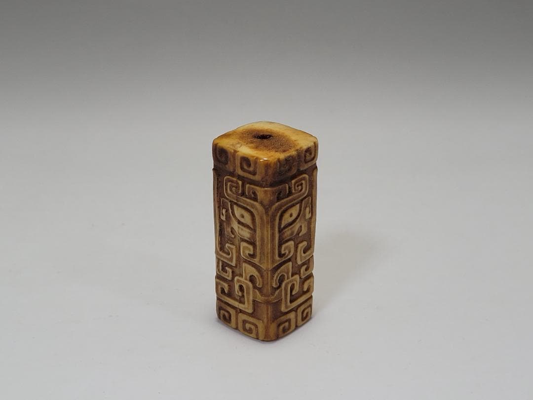 角 彫刻 饕餮紋 根付 装身具 明清時代 幅約高さ約4.1cm