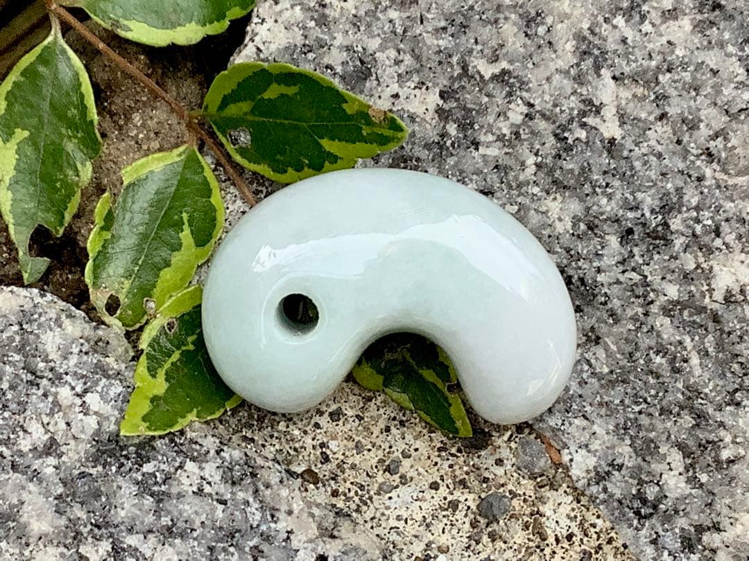 ✳お値段と品質に自信あり‼️糸魚川翡翠勾玉　本物ジェダイトをお身近に　機械鑑定付‼️