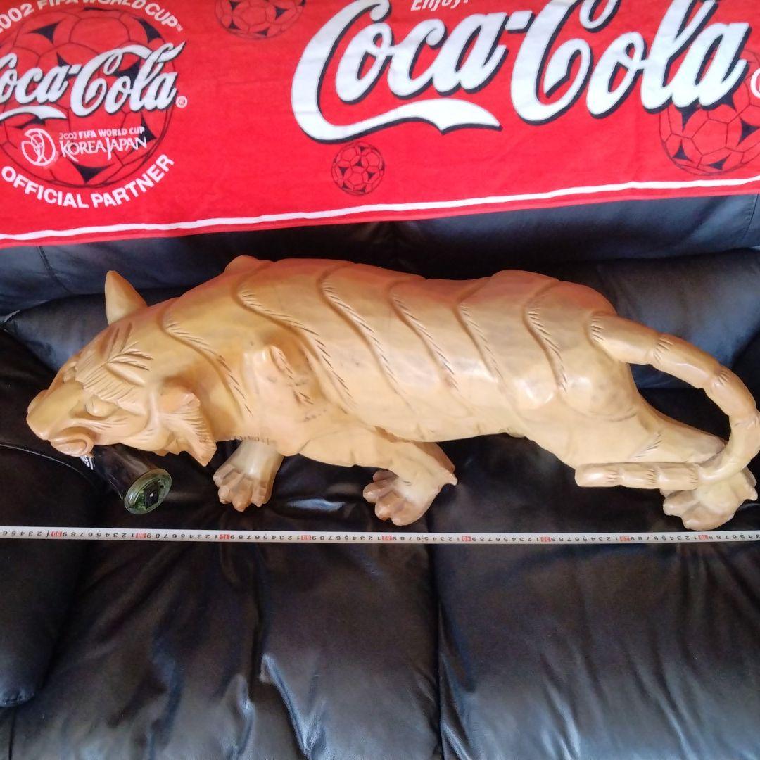 コカ・コーラを咥える虎の一刀彫