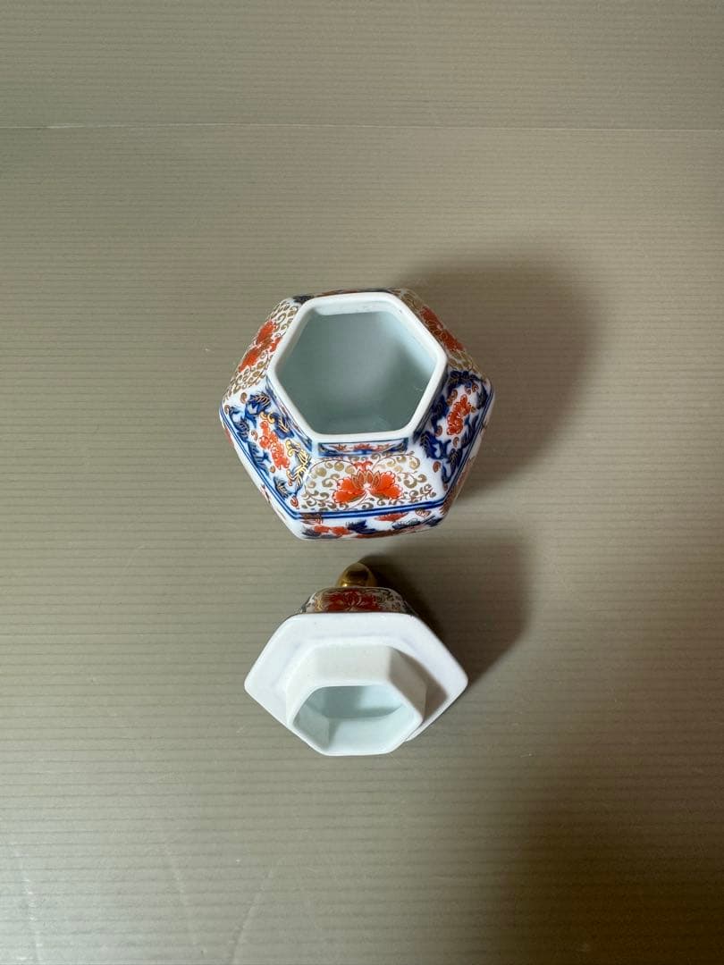 2934 有田焼 角福　沈香壺 六角飾壺 金彩染錦 間取花絵