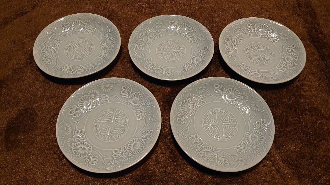 李朝　青磁　陽刻　蝶の図　中皿　蔵出し　５客