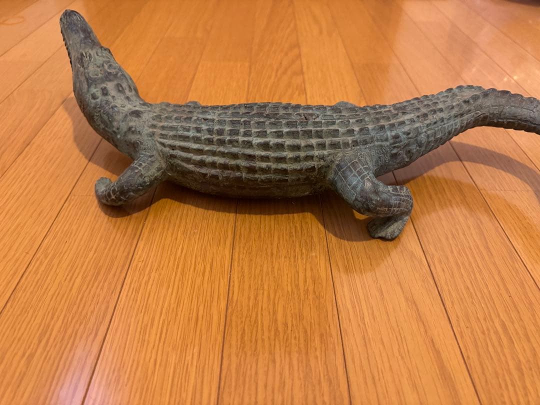 ブロンズまたは古銅製のワニの置物（オブジェ）