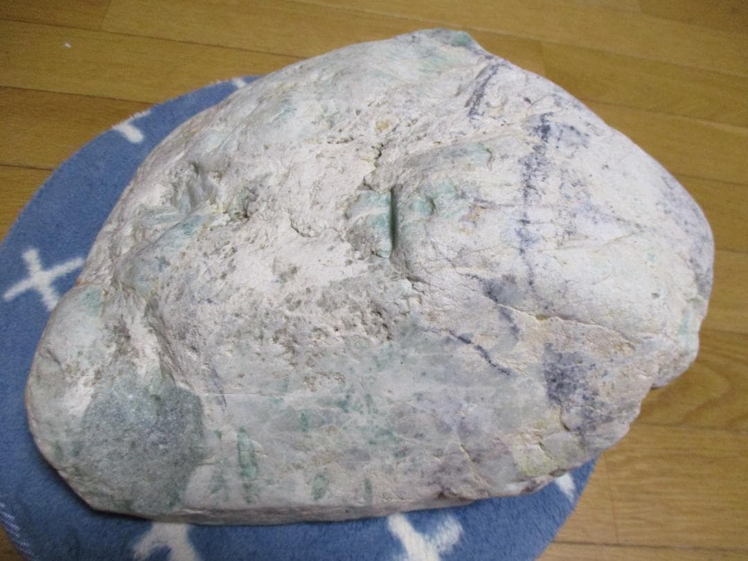 【希少】大型　緑たくさん　糸魚川　翡翠　原石 　自然状態　２６ｋｇ