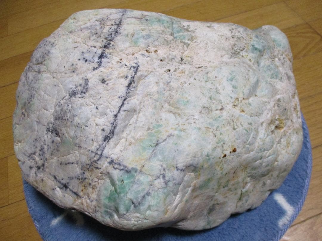 【希少】大型　緑たくさん　糸魚川　翡翠　原石 　自然状態　２６ｋｇ