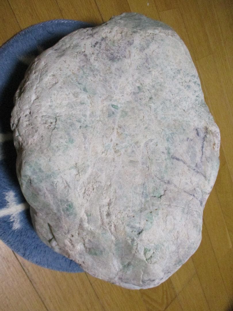 【希少】大型　緑たくさん　糸魚川　翡翠　原石 　自然状態　２６ｋｇ