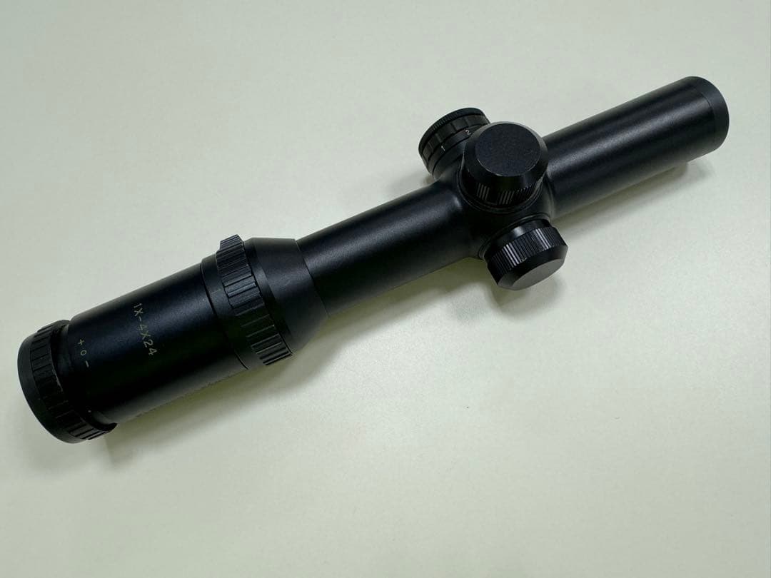 日本製　実銃用　スコープ　1ー4倍　Electro Visee II