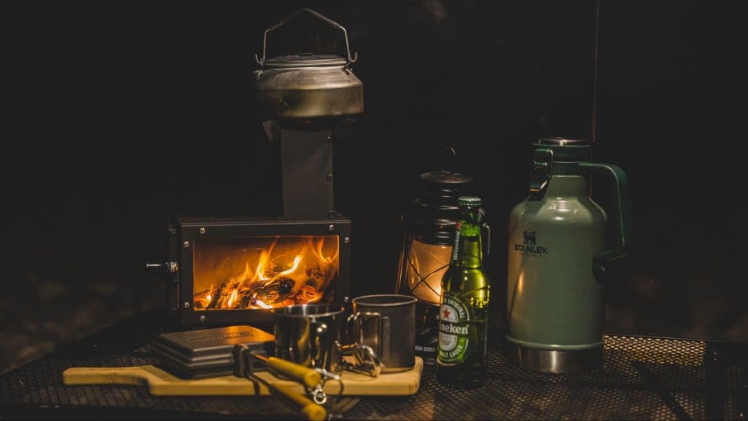 手軽に持ち運べてテーブルにも置けるコンパクトなミニ薪ストーブ