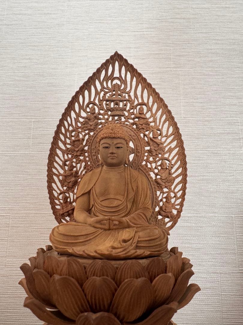 白檀手彫り目入り彫物