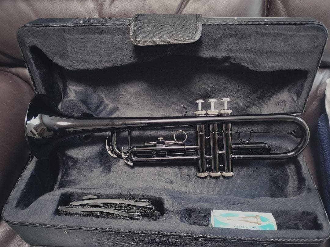 黒色 B♭トランペット 本体　未使用品