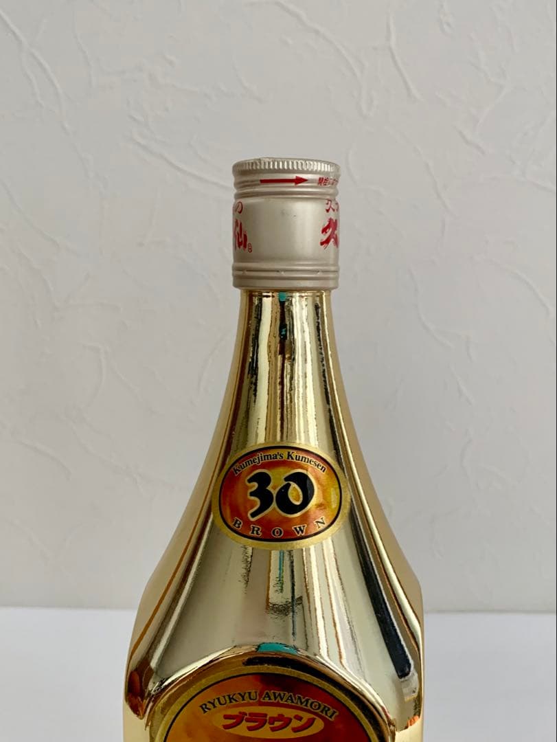久米島の久米仙ブラウン ゴールドボトル 30度,720ml 9年物 / 泡盛古酒