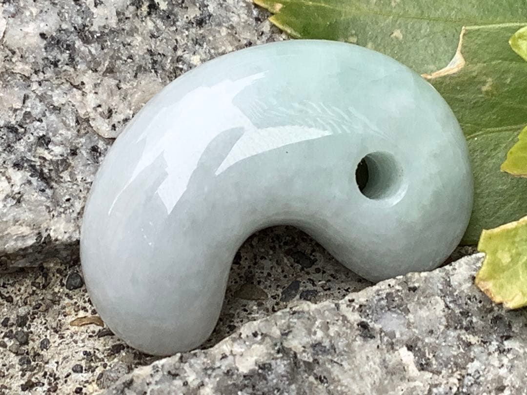 最低20万円以上の勾玉‼️御守り　糸魚川翡翠勾玉　商品に自信あり‼️鑑別書付本物を‼️