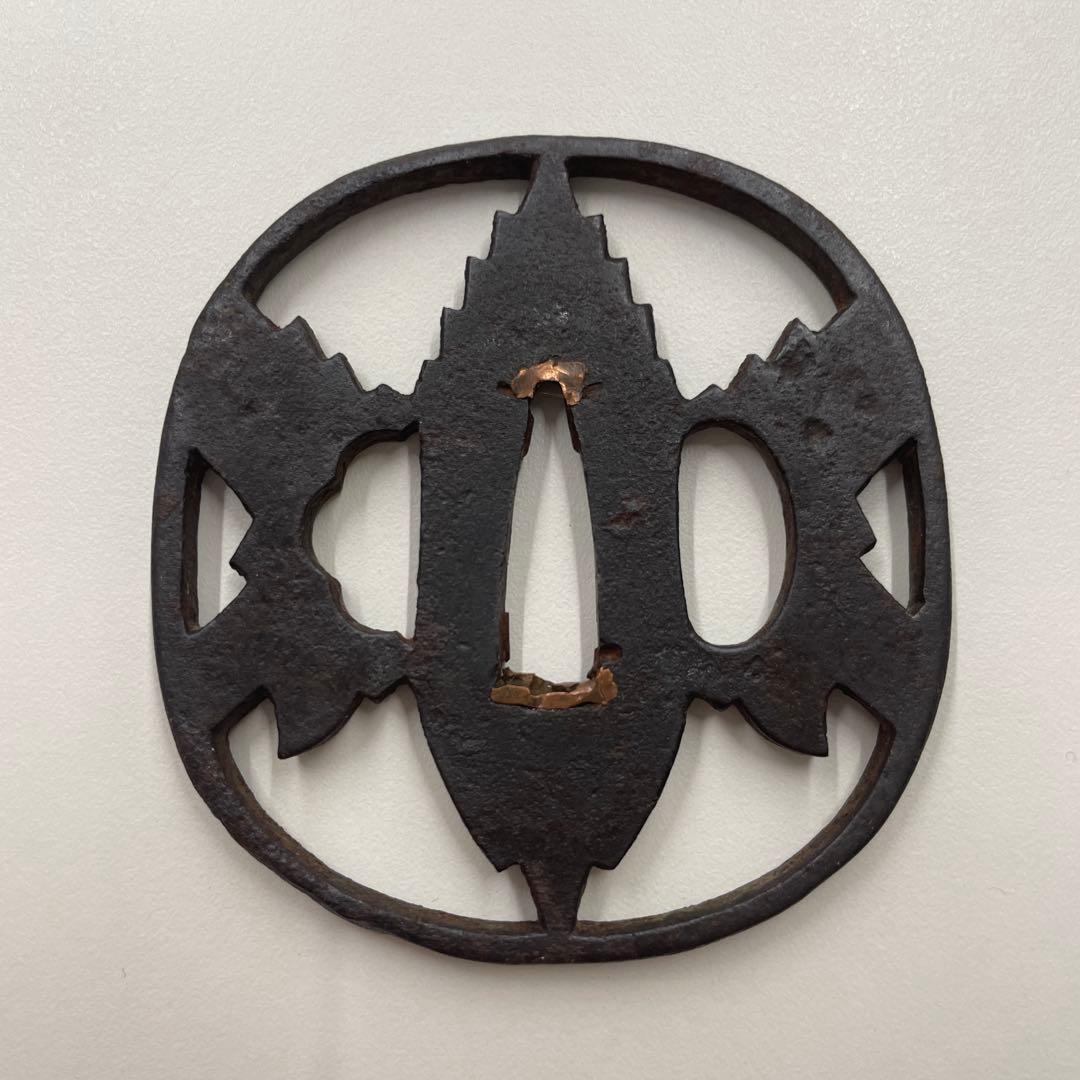 鉄製 鍔(つば) ヒイラギ図　透かし鍔　鐔