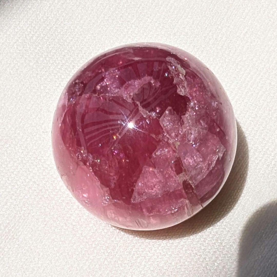 ロシア産ピンクトルマリンのスフィア（キャッツアイ効果）