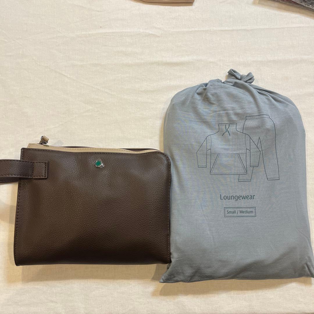 エミレーツ航空　ファーストクラス　アメニティセットとパジャマ