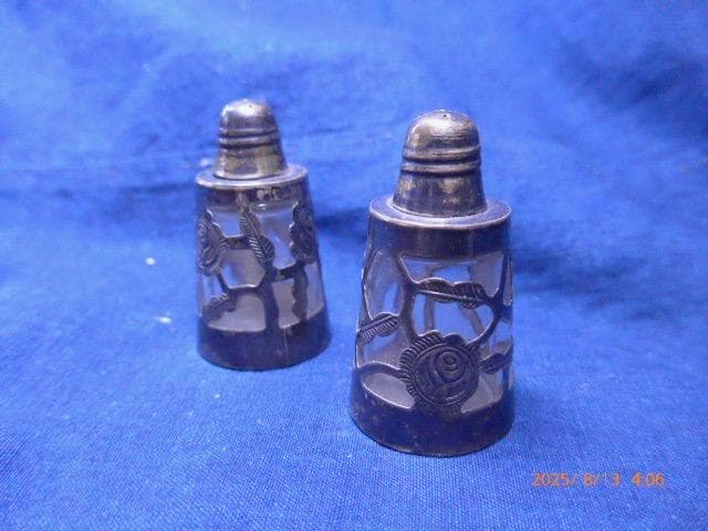 アンティーク　メキシコの銀925刻印のソルト＆ペッパーです　模様の透かし彫り