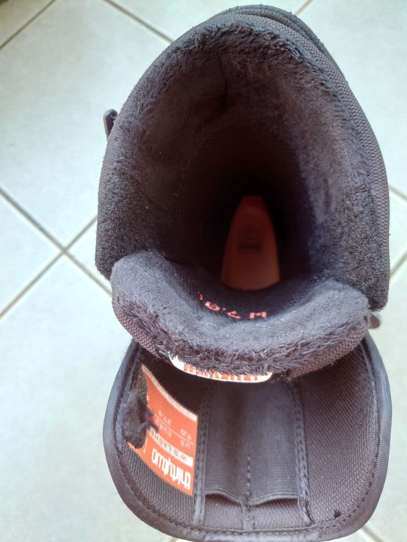 thirtytwo スノーボードブーツ 女性用 黒・ピンク・紫