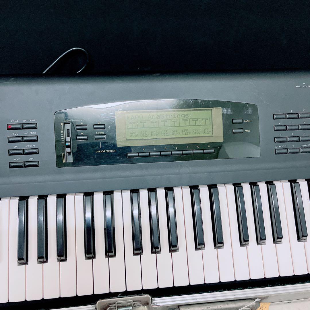 KORG コルグ　シンセサイザー　01/W pro ハードケース付き　N1438