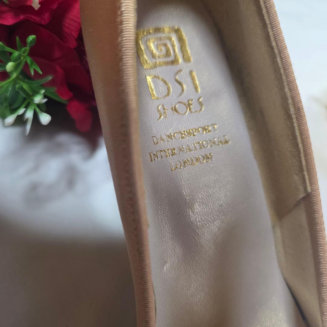 DSI Shoes ベージュサテンパンプス