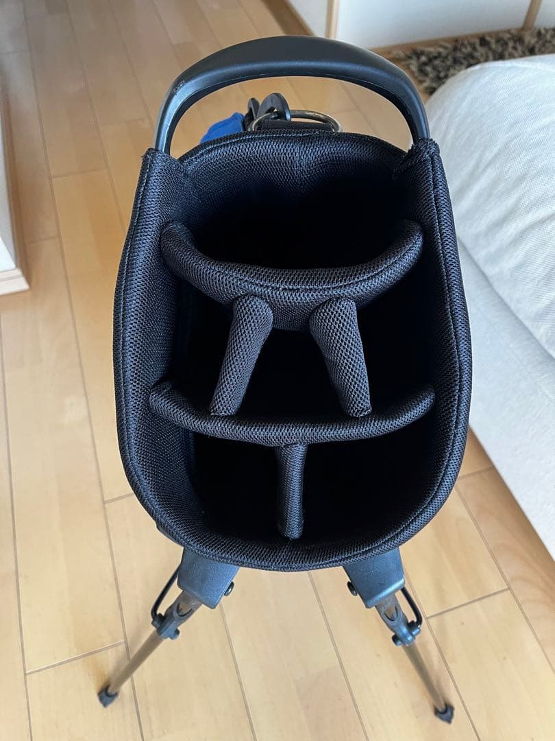 人気　超美品　デサントゴルフ スタンド型キャディバッグ 軽量2.6kg8.5型