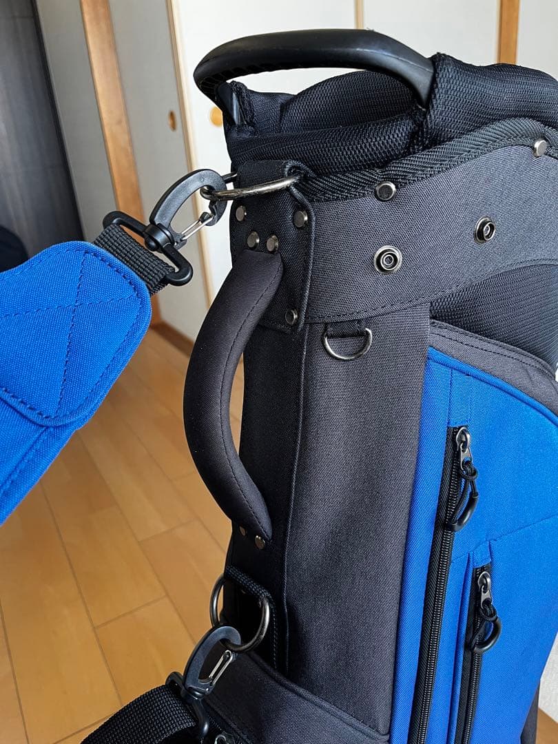 人気　超美品　デサントゴルフ スタンド型キャディバッグ 軽量2.6kg8.5型