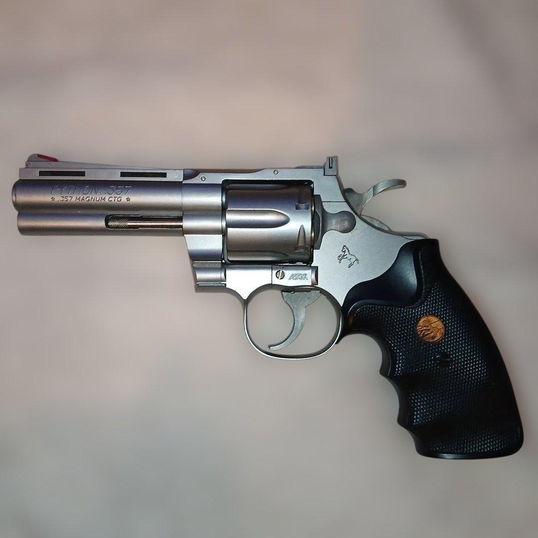 357パイソン クラウンモデルとホルスターとダミーナイフ