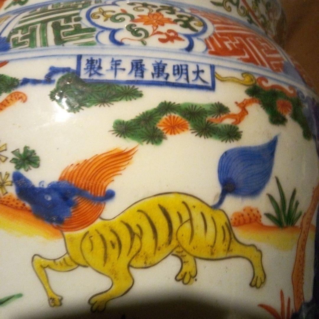 中国陶磁器　明萬歴赤絵　多色装飾の陶器の壺