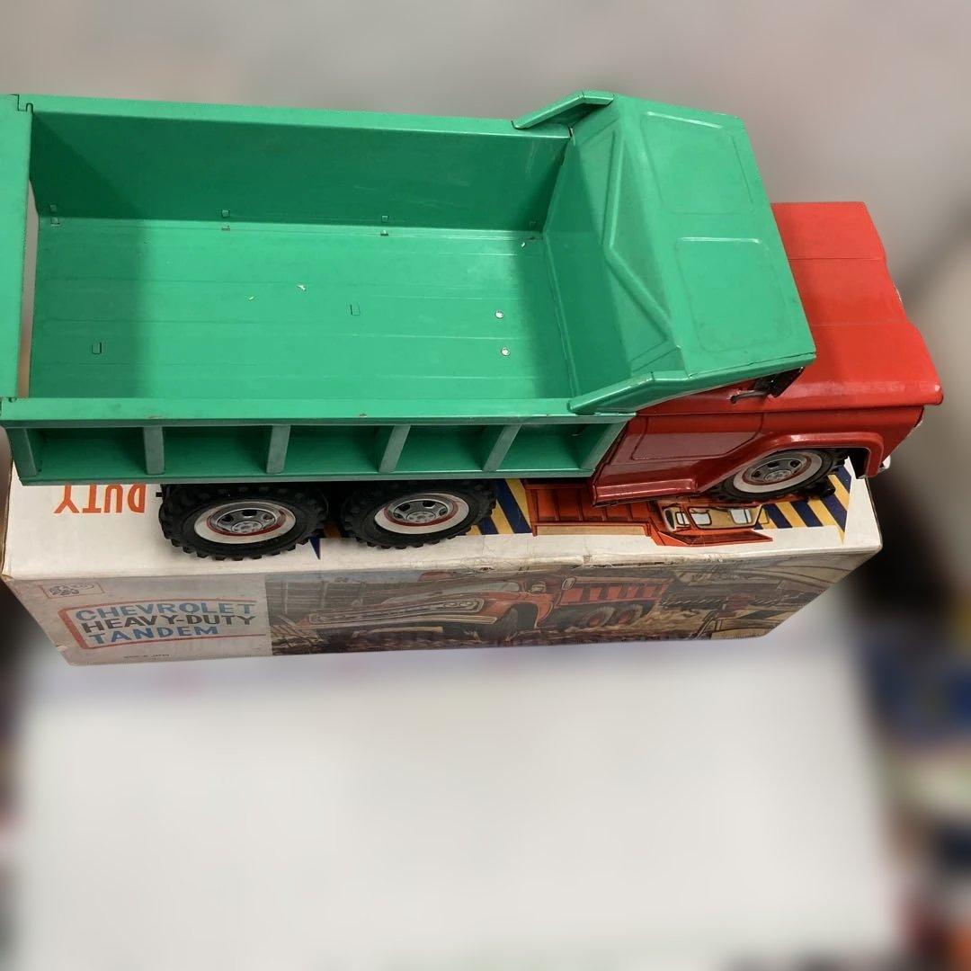 1960年代初めにシボレーヘビーダンプトラック、珍しい色のアサヒ玩具で精密に製作
