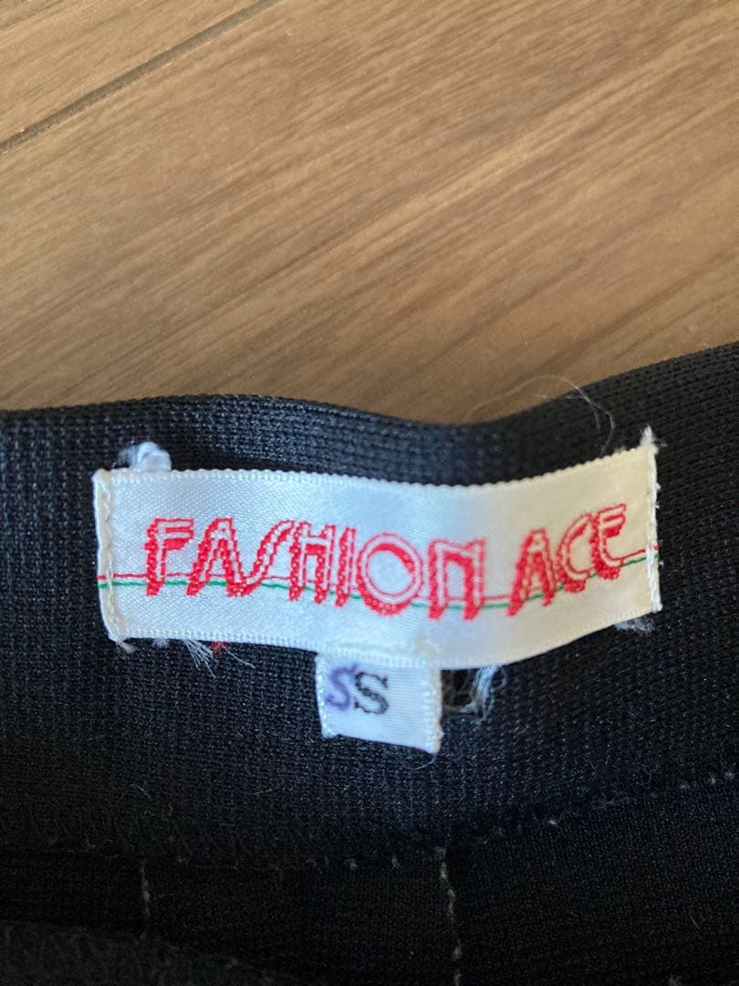 某私立高校バトン部　ウェア 赤黒　スカートセット