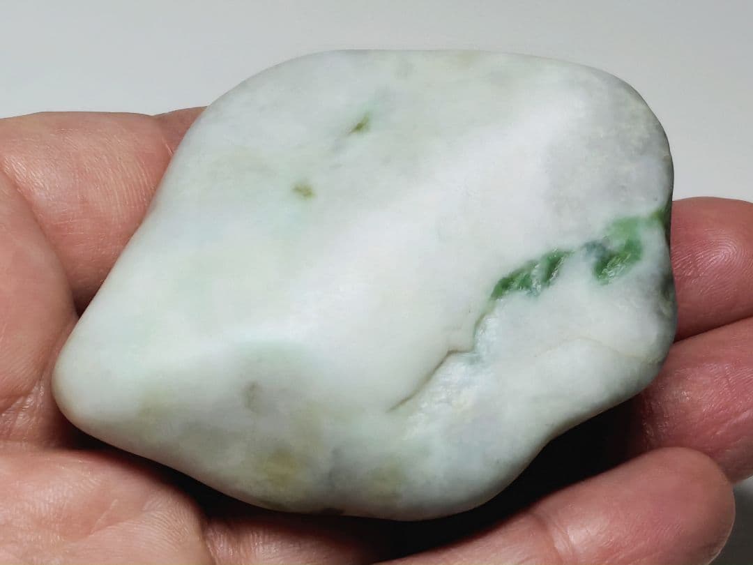 糸魚川160 翡翠 146g ヒスイ 原石 鑑賞石 自然石 誕生石 鉱物 鉱石