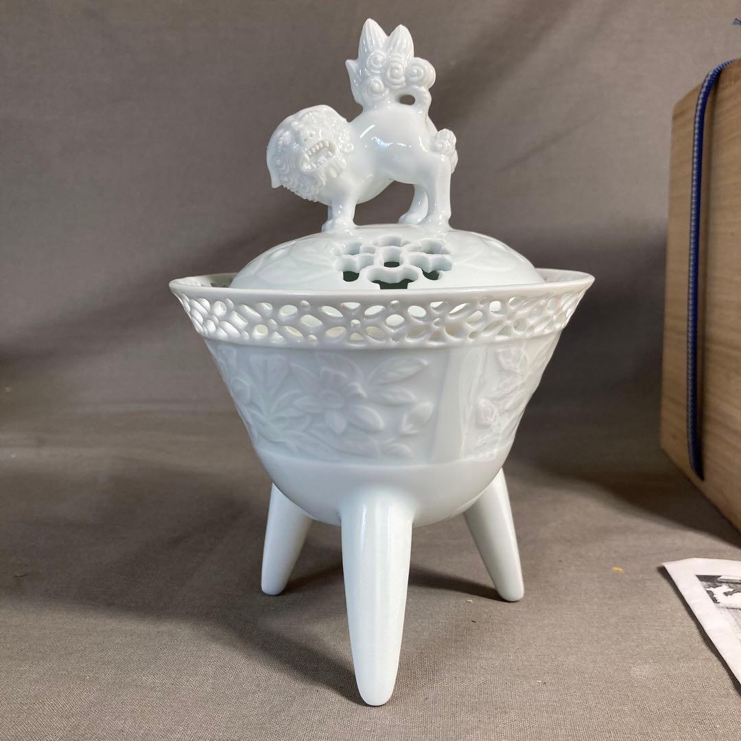 【樋渡陶六】白磁彫の伝統　日本工芸会　肥蝶山　樋渡陶六作　青白磁草花彫　獅子香炉