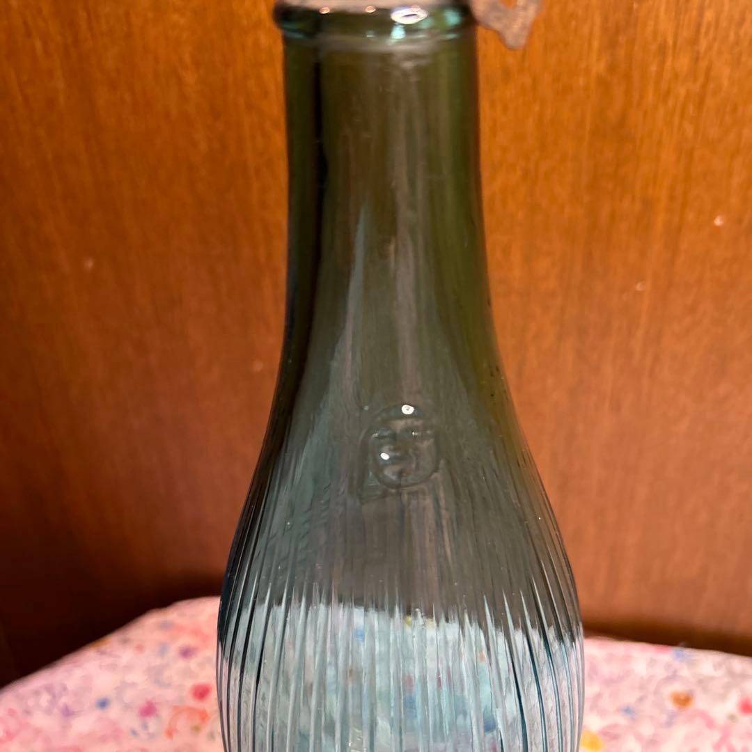 レトロ 稀少 王冠栓とストライプ アクアグリーン/青緑色の古い四合瓶 白鶴酒造