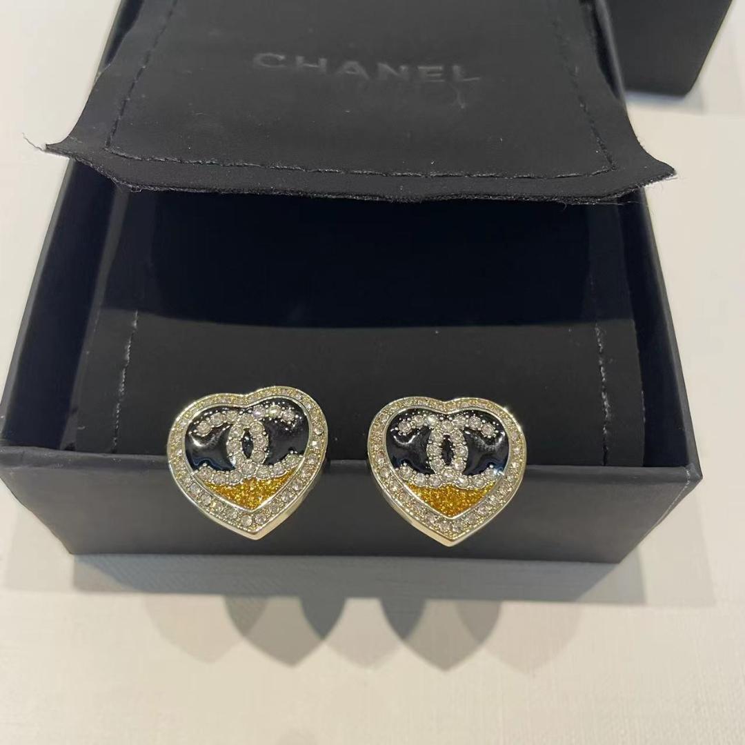 CHANEL ハート型ロゴピアス