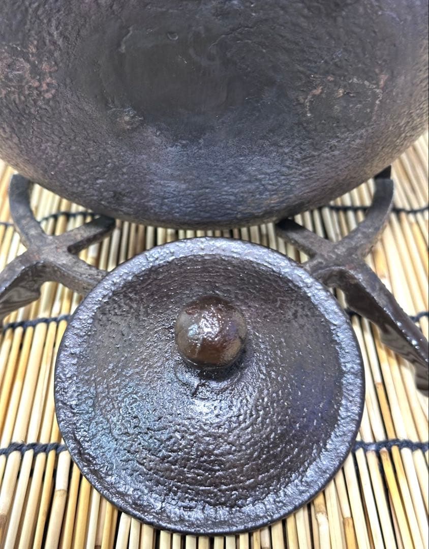 ほぼ未使用品　供箱等付属品付岩手県奥州佐秋鋳造所佐藤守巨造 真作保証　南部鉄瓶