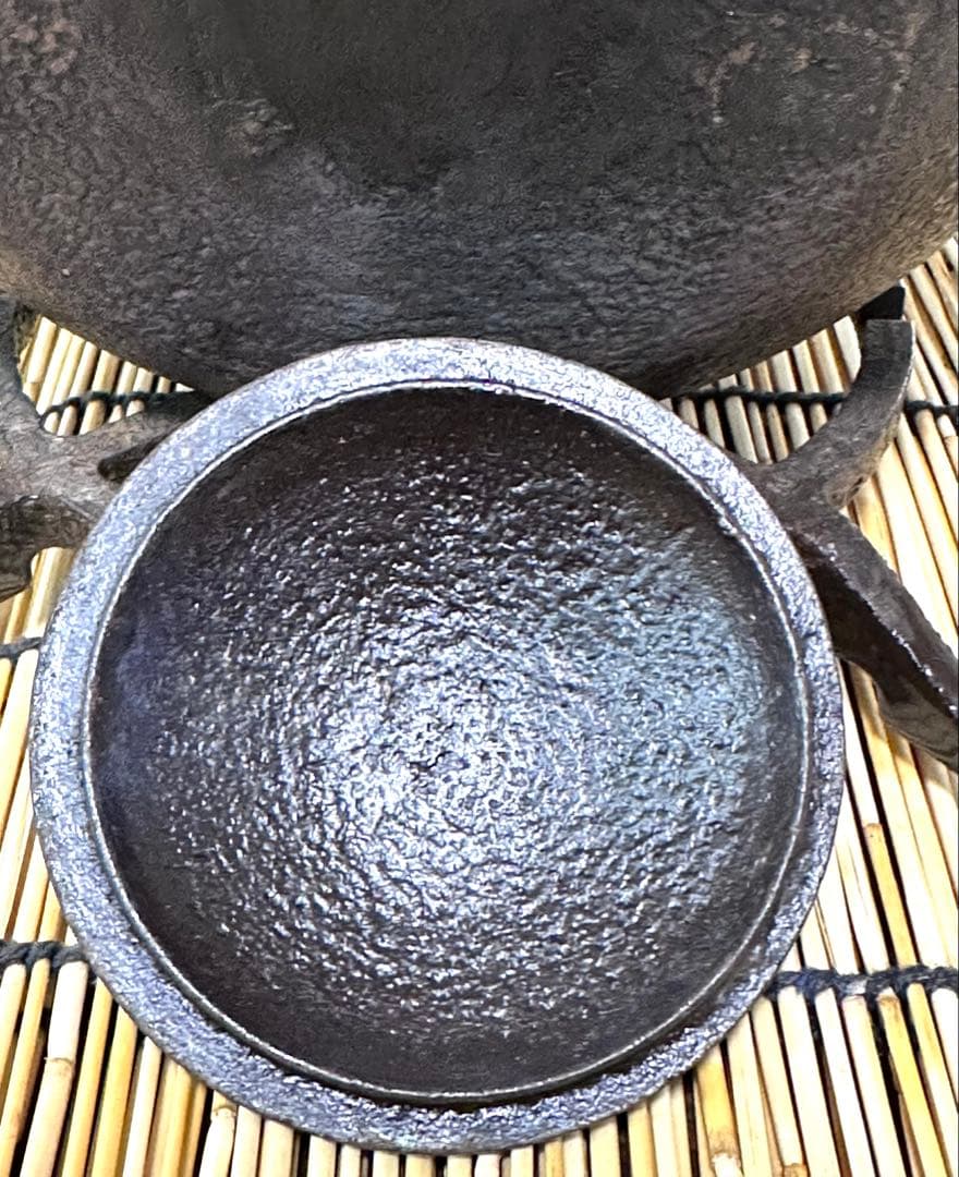 ほぼ未使用品　供箱等付属品付岩手県奥州佐秋鋳造所佐藤守巨造 真作保証　南部鉄瓶