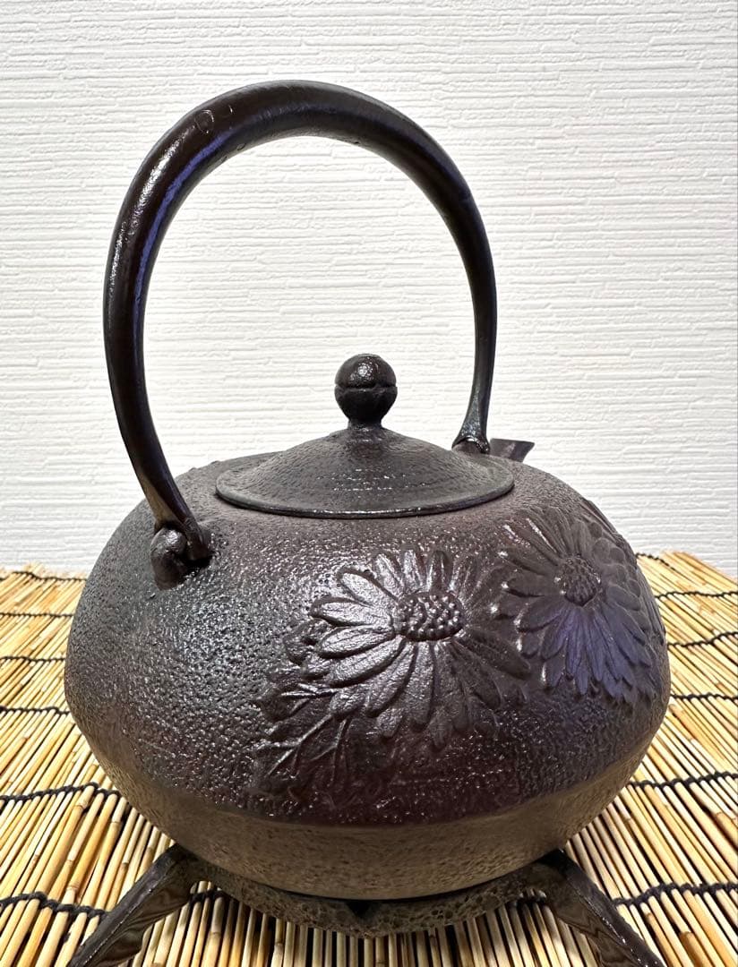 ほぼ未使用品　供箱等付属品付岩手県奥州佐秋鋳造所佐藤守巨造 真作保証　南部鉄瓶