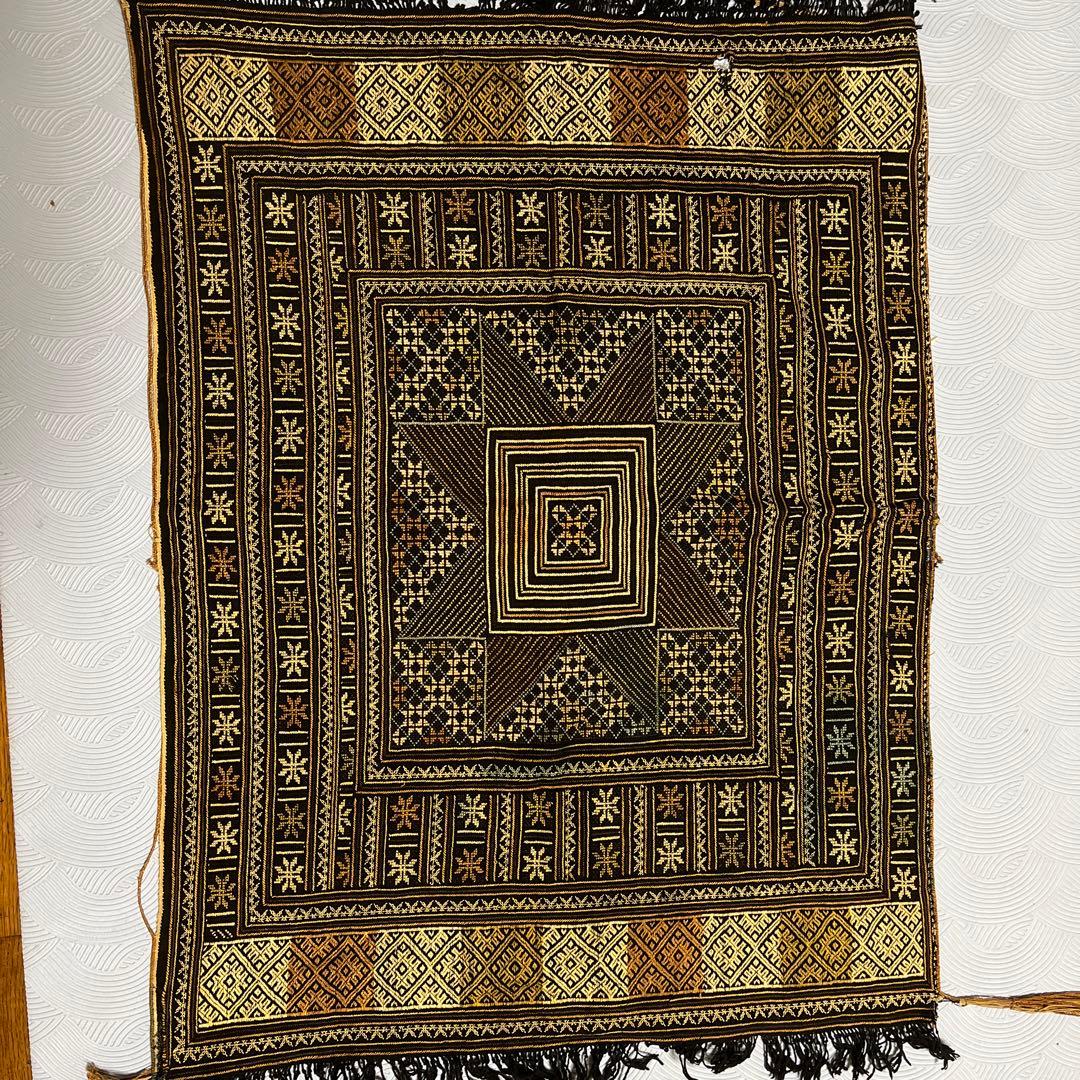 中国少数民族（苗族）のお花嫁さんが結婚式で被る刺繍布