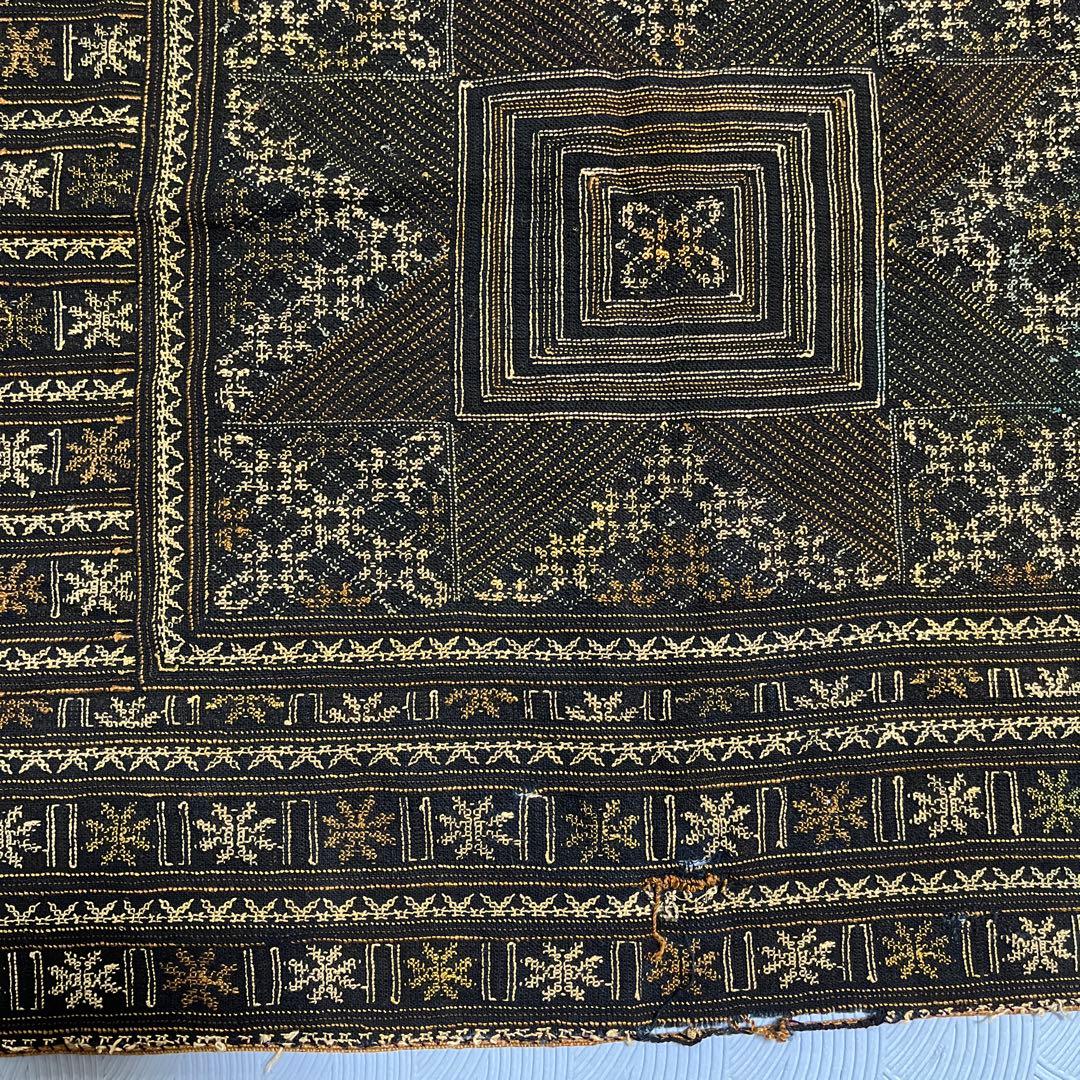 中国少数民族（苗族）のお花嫁さんが結婚式で被る刺繍布