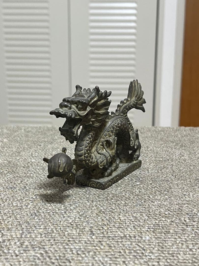 風水 置物 龍の置物 龍ドラゴン 5本爪 右手に玉を持つ龍 金属工芸 銅製 文鎮