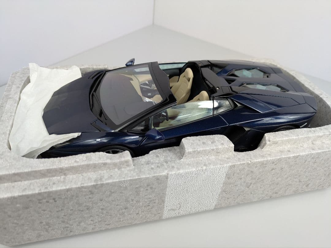 1/18 ミニカー オートアート ランボルギーニ アヴェンタドール ロードスター