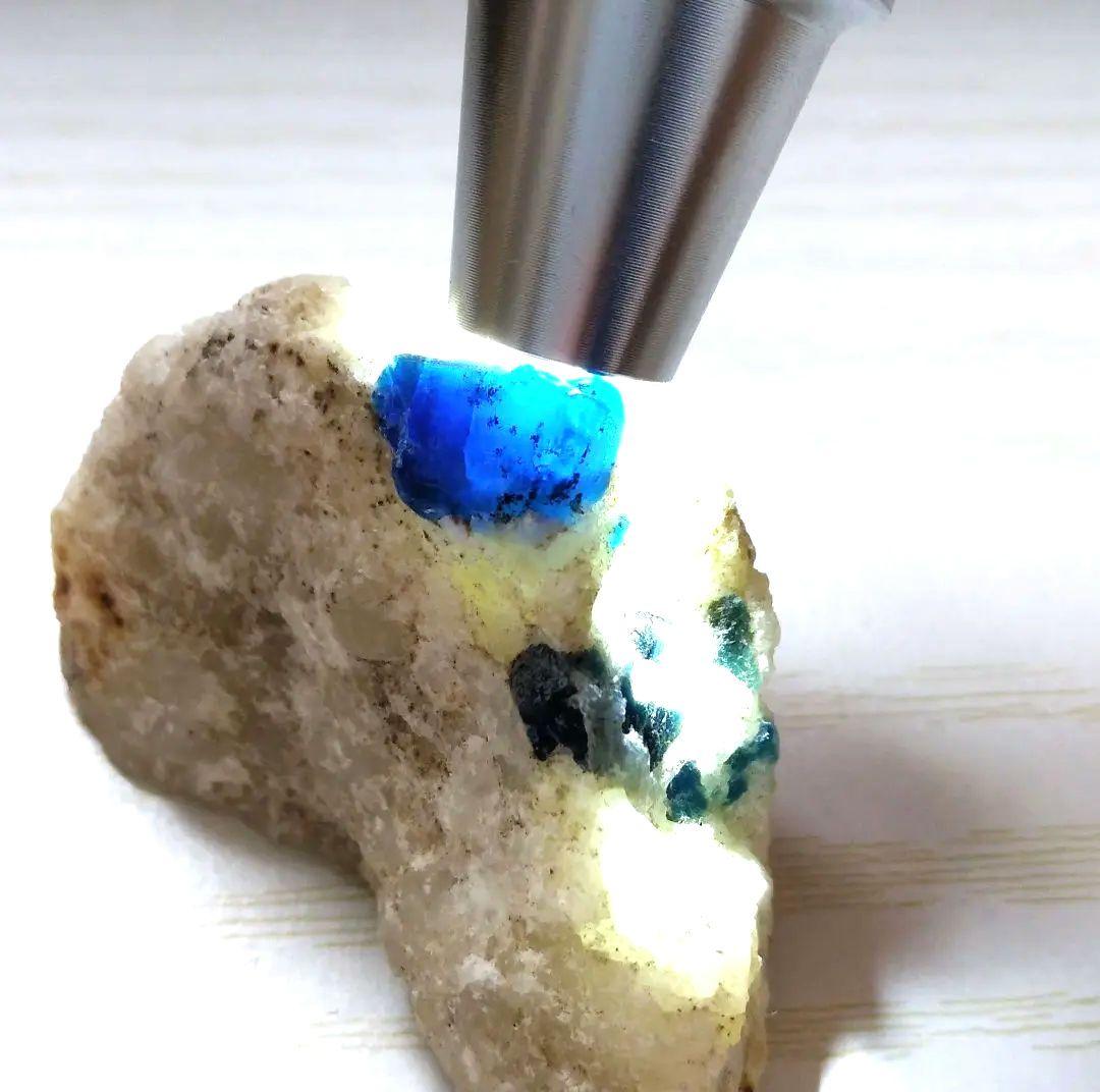 アフガナイト　母岩付き希少宝石鉱物標本