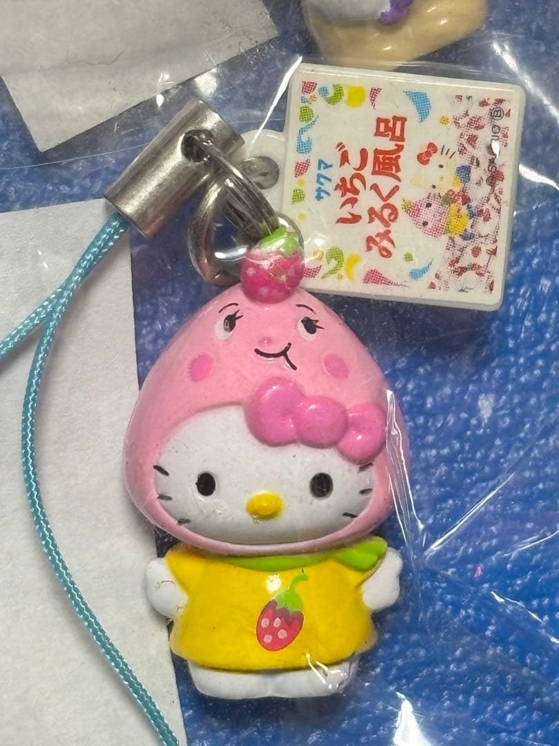 ハローキティ　駄菓子コラボ　ストラップ　３個セット