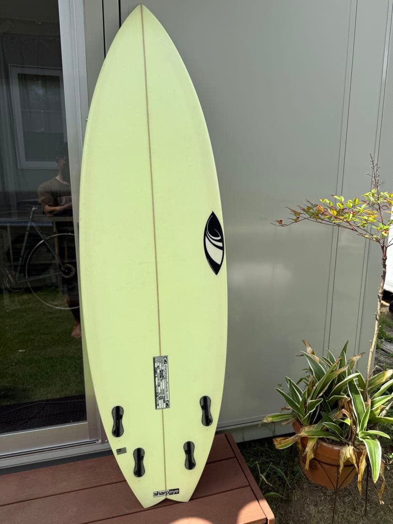 シャープアイ　Inferno FT 5'8\" ライダー(キアヌ五十嵐選手)使用