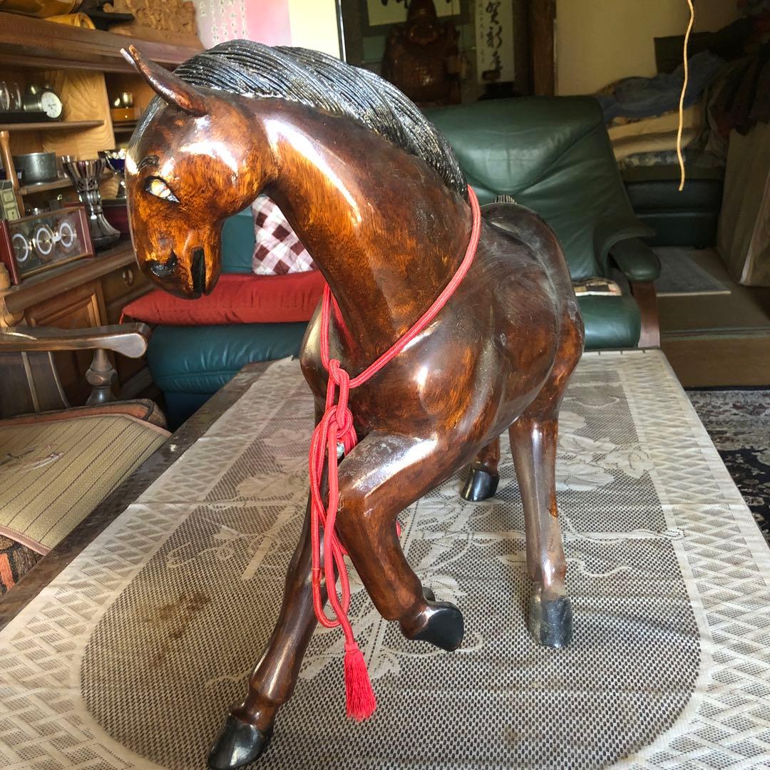 木製馬の彫刻 約60cm 赤い首輪付き